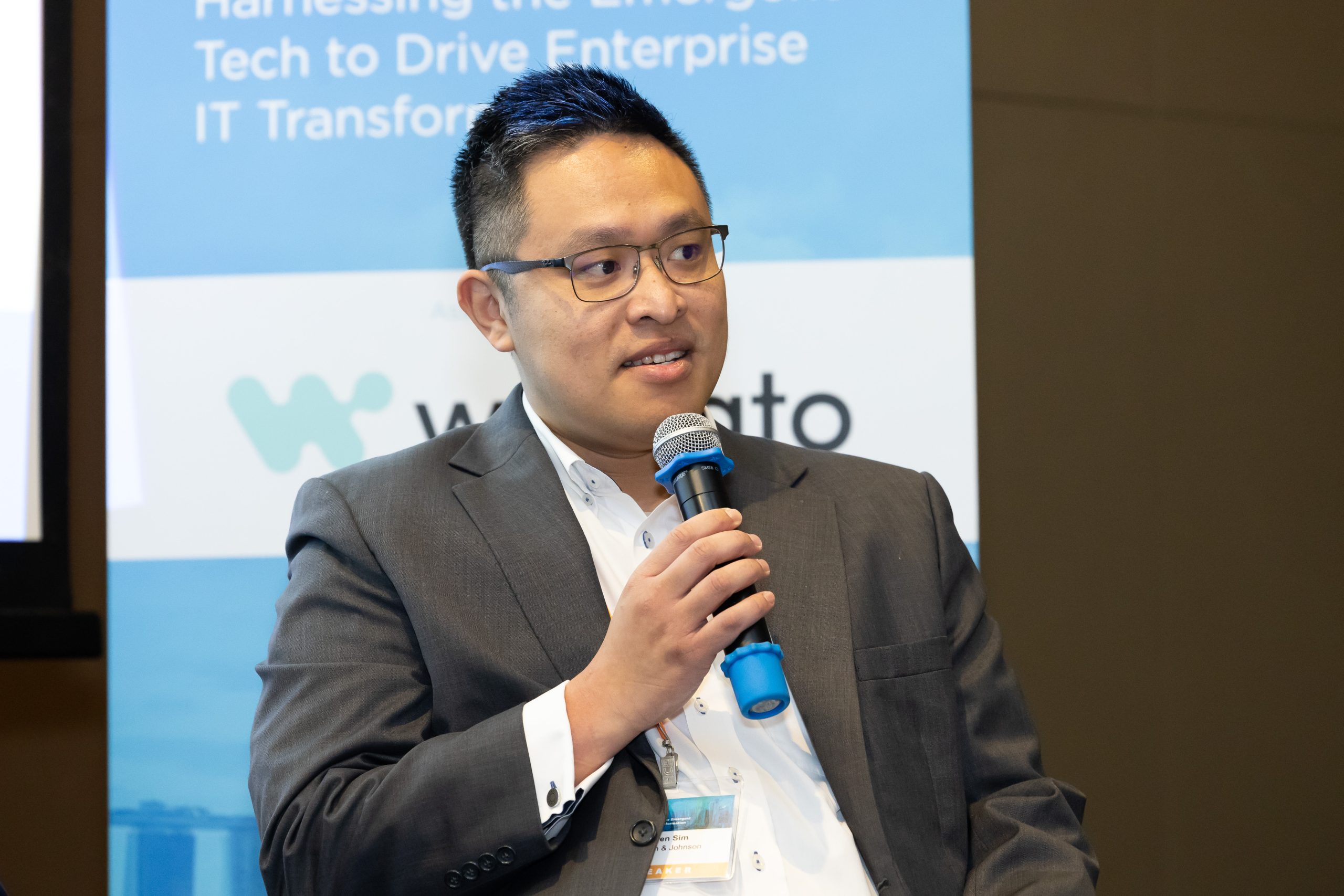 Digital Twins and IoT: Real-time Insights for Enhanced Performance